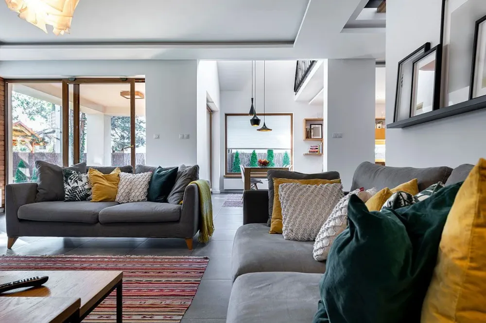 Salon-moderne-avec-deux-canapéswebp