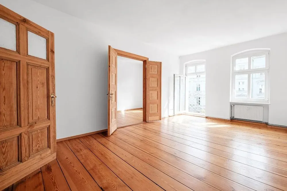 Appartement-avec-planche-et-porter-en-bois