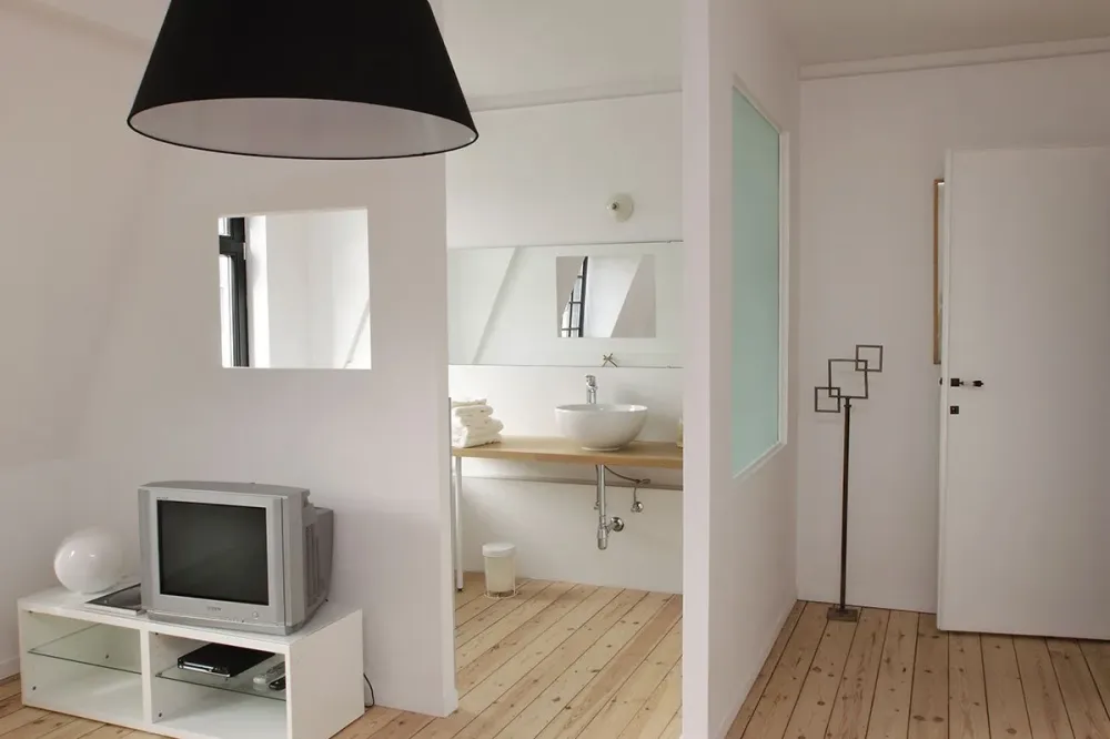 Salle-de-bain-séparée-du-salon-par-une-cloisowebp