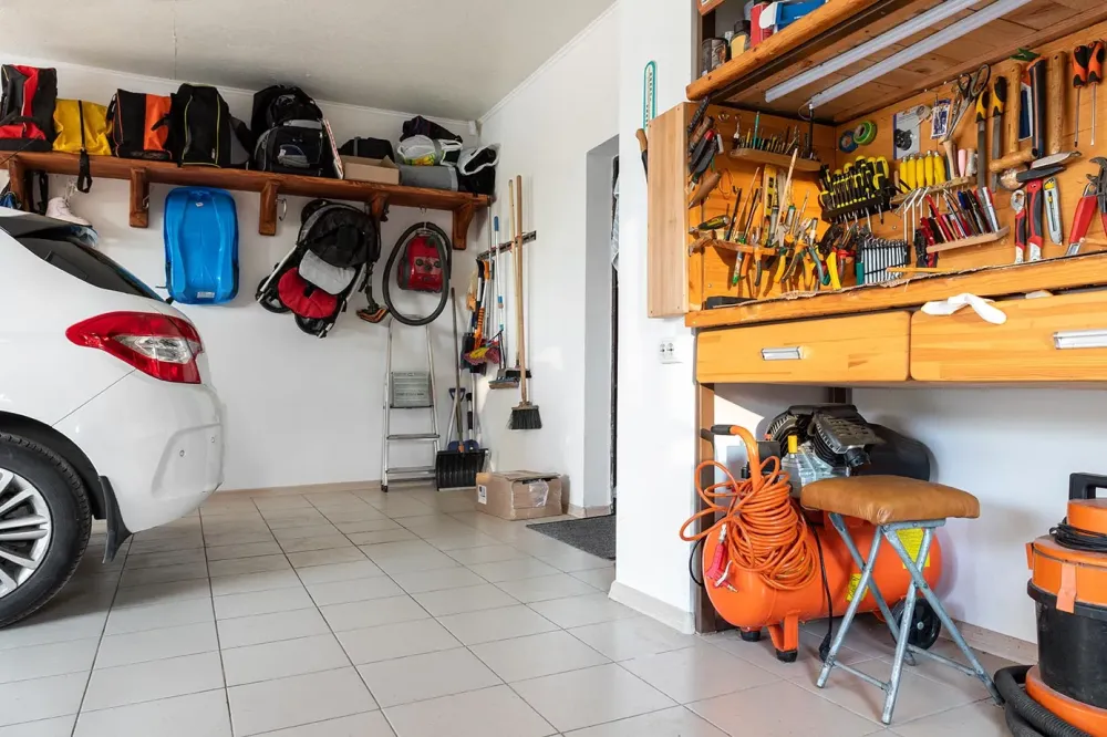Garage-avec-voiture-et-outils