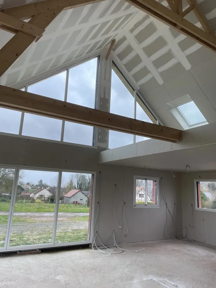 Intérieur-d-une-maison-en-travaux-avec-vu-du-plafond-en-plâtrwebp