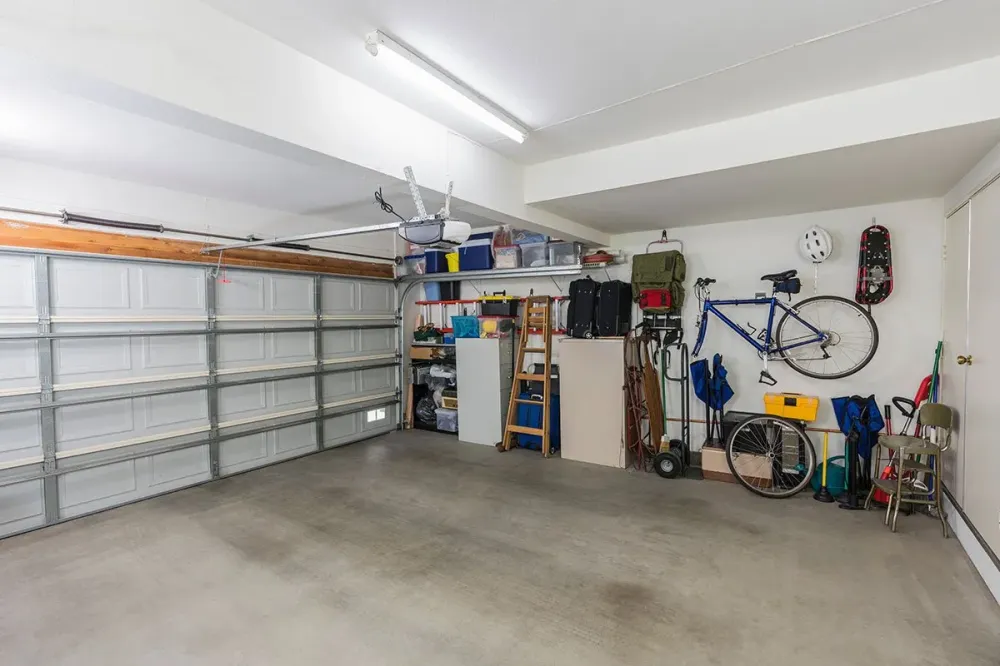 Garage-avec-des-rangements-pour-les-affaires-et-les-véloswebp