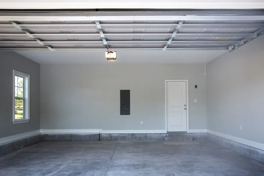 Garage-avec-porte-ouverte-et-mur-peint-en-vert