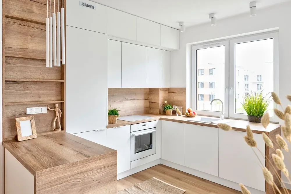 Cuisine-moderne-en-bois-avec-fenêtre-blanchewebp