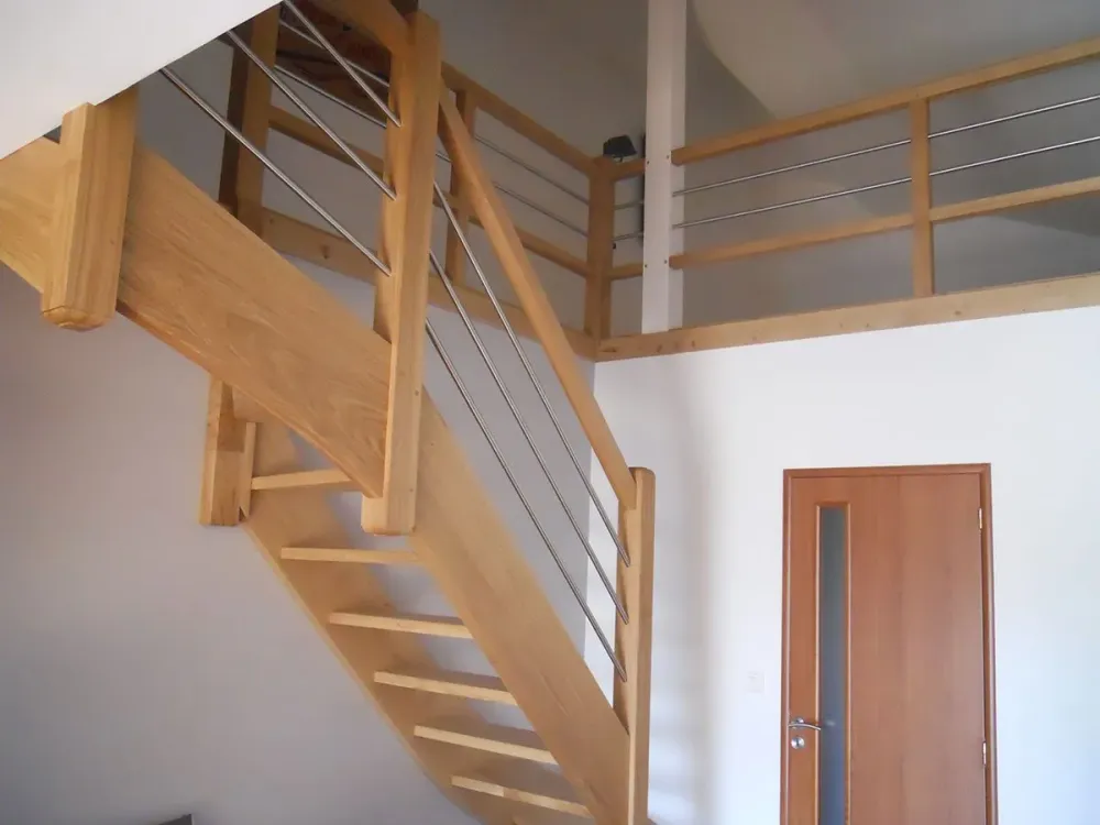 Escalier-en-bois-avec-rembarde-en-feraille