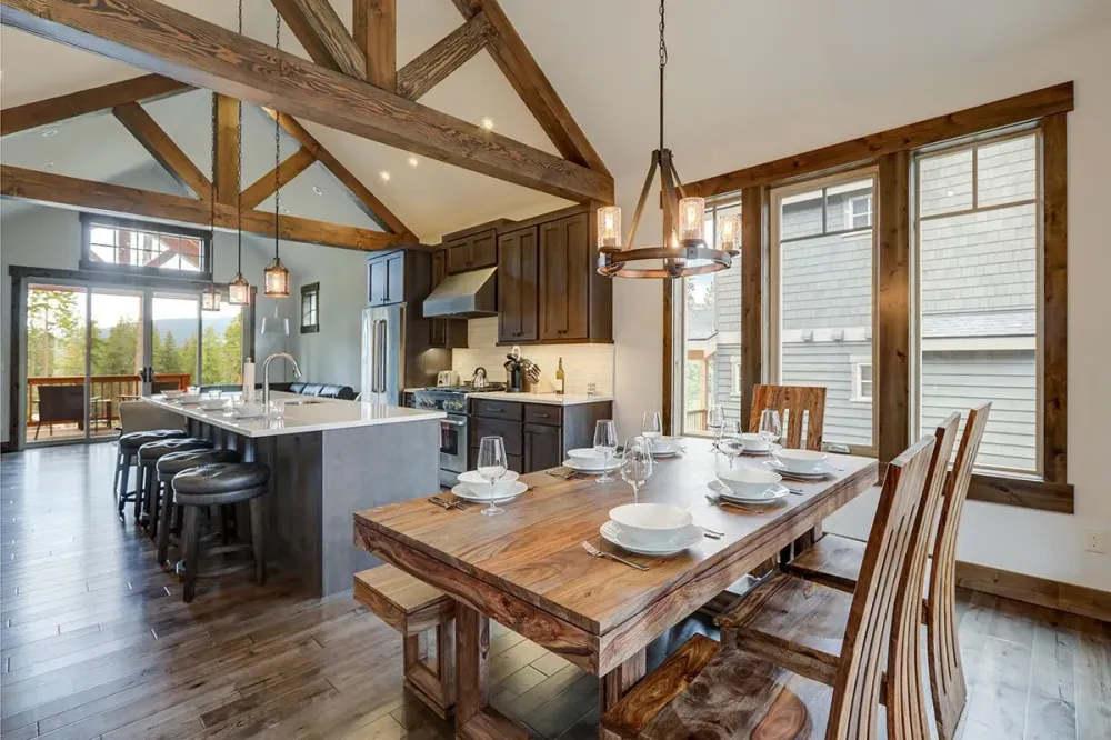 Intérrieur-d-une-maison-avec-cuisine-et-ilot-central-avec-une-table-a-mangerwebp