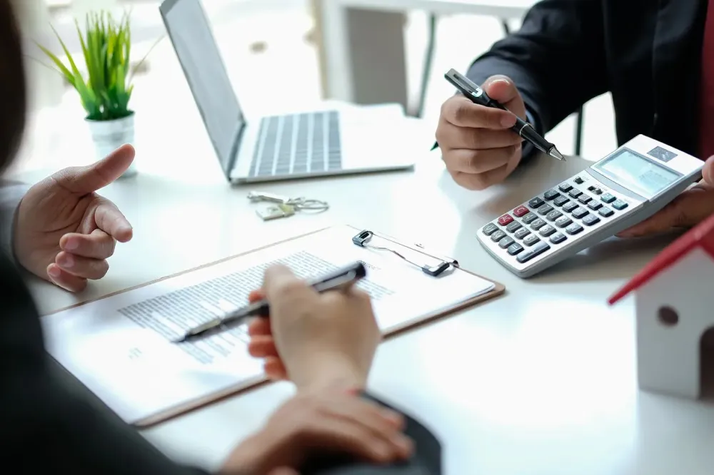 Deux-personnes-en-réunion-qui-calculent-un-tauxwebp
