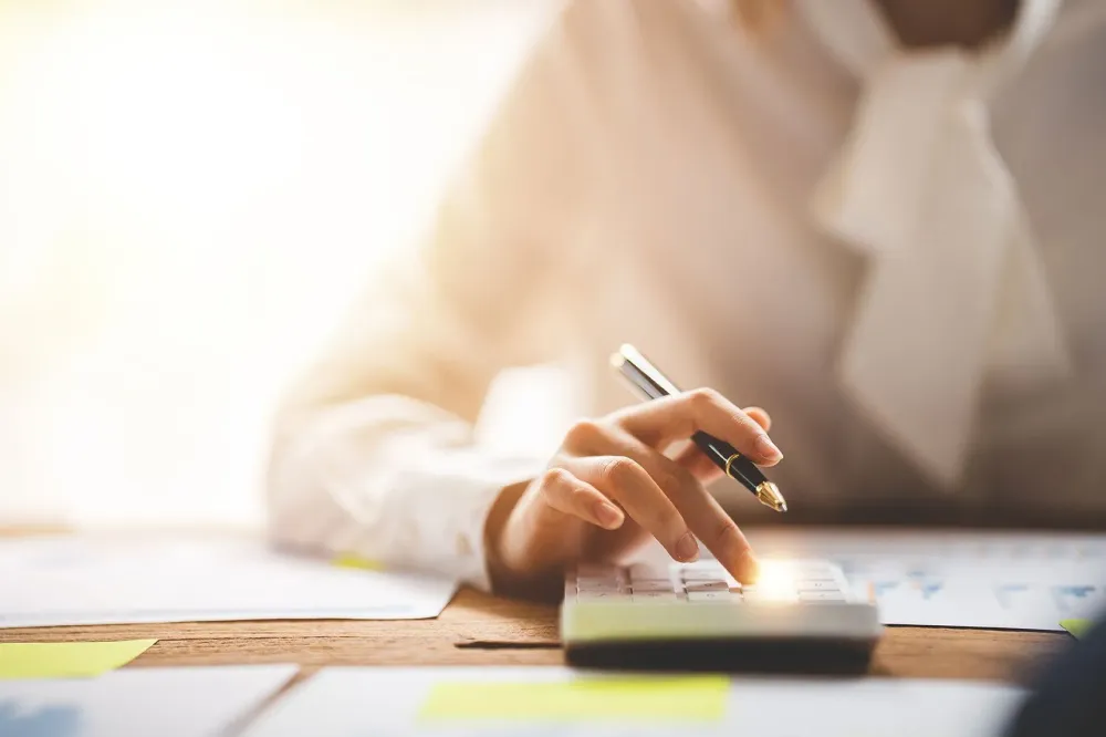 Focus-sur-une-femme-qui-utilise-une-calculatrice